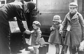 Mer än 1,5 miljoner barn evakuerades från London och andra städer för att undgå Nazitysklands bombningar.